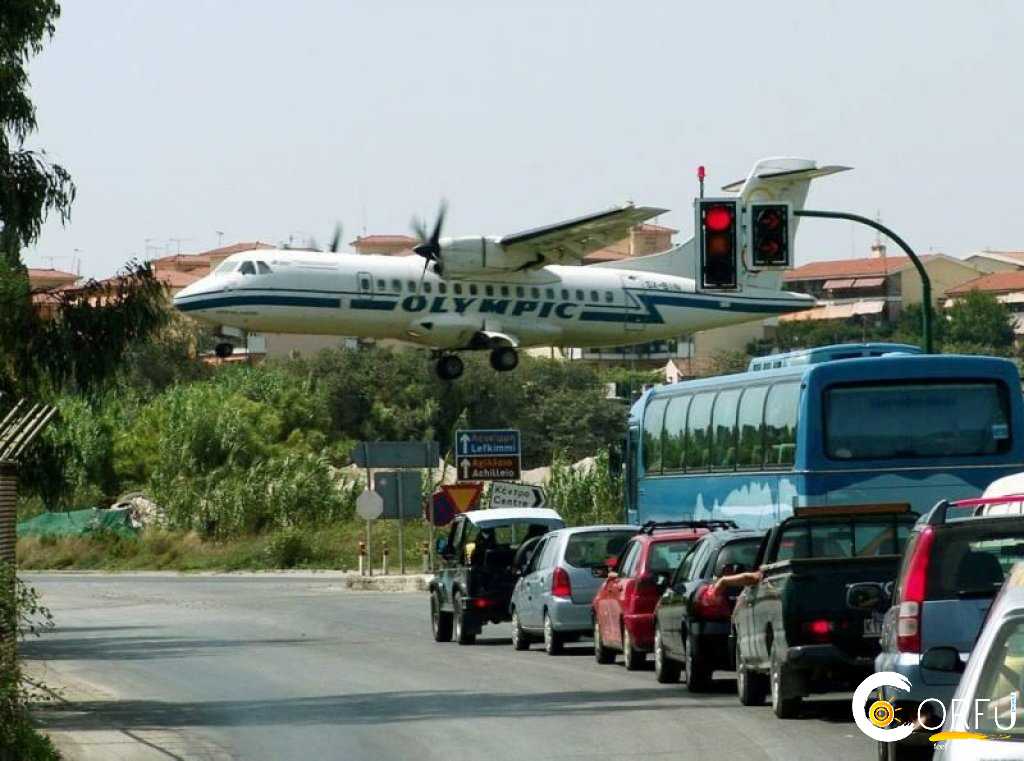 Traveler: Giannis Agathos at El aeropuerto internacional de Corfú, " Ioannis Kapodistrias "